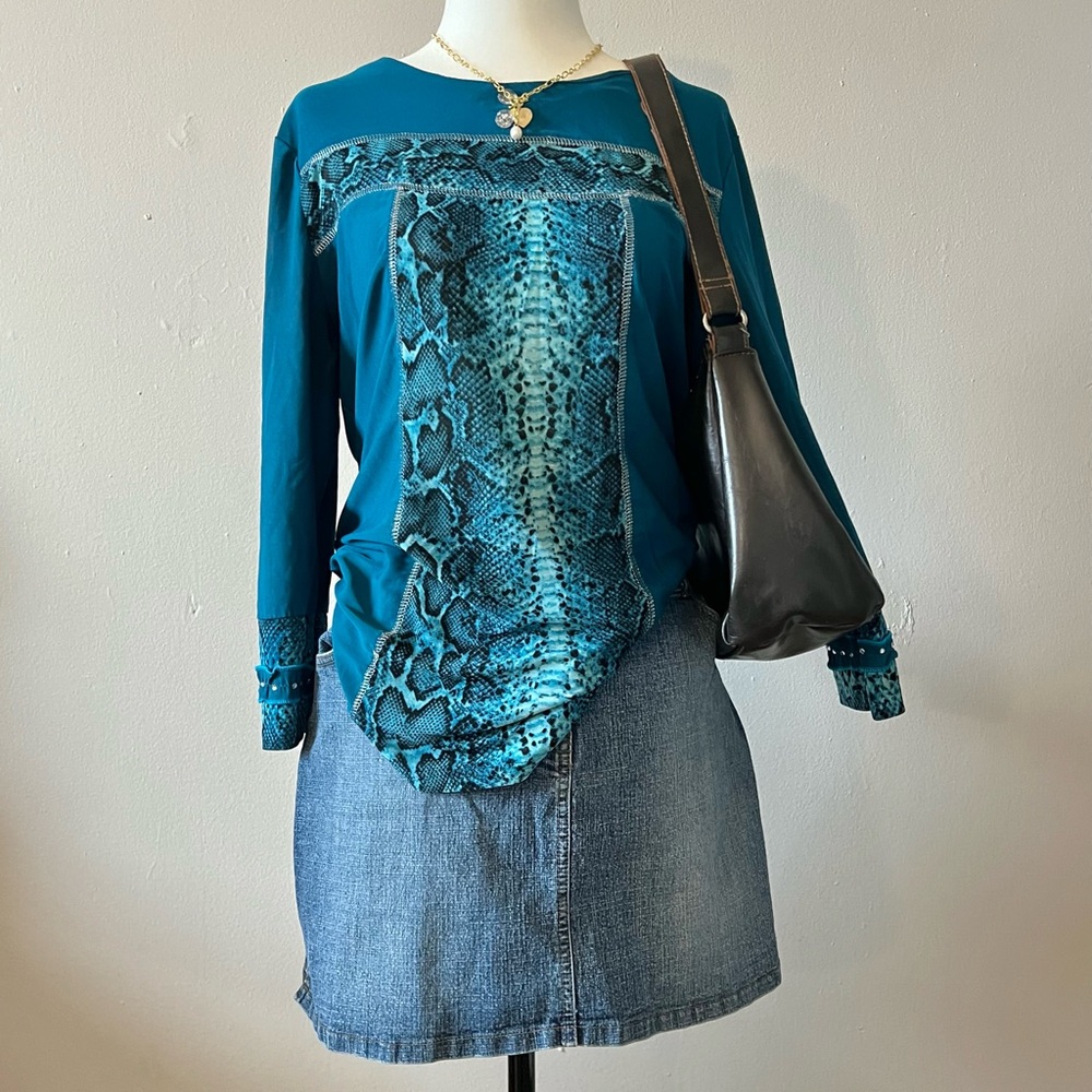 three-quarter sleeve teal snake pattern blouse🌟